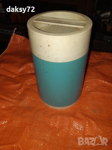 Стар модел пластмасова ледарка с капак