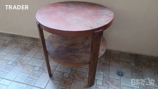 Ретро кръгла маса на три крака 