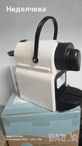 Капсулна кафемашина Nespresso Inissia в бял цвят.