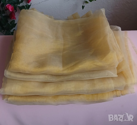 Прозрачни копринени златисти пердета за прозорци.