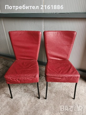 Два трапезни стола с естествена кожа 