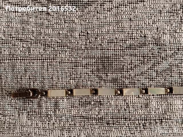 Продавам сребърна гривна с бял седеф, снимка 2 - Гривни - 52971820