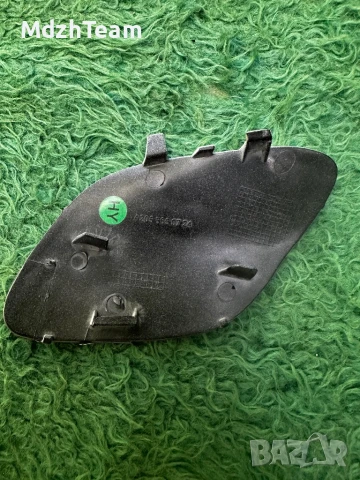 Капачка за кука на предна броня Mercedes C Class W205, снимка 2 - Части - 50757344