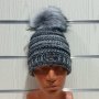 Нова дамска плетена шапка сив меланж с помпон/пух, снимка 1 - Шапки - 30963330