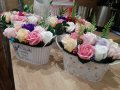 Аранжировка с рози от пластичен сапун, снимка 1 - Декорация за дома - 44483607