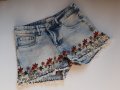 Уникални къси дамски дънкови панталонки с перли и бродерии на N.V.M. на намаление, снимка 1 - Къси панталони и бермуди - 29723592