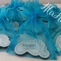Гравирани магнити крачета подаръчета за гостите на бебешка погача, прощъпулник, кръщене, рожден ден, снимка 1 - Други - 37883554