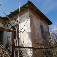 Къща с голям и равен двор, на 139 км от София, с. Горни Дъбник, снимка 7 - Къщи - 40213440