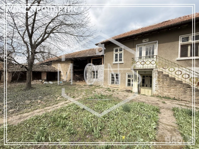 Двуетажна къща с просторен двор в с. Стамболово, обл. Велико Търново