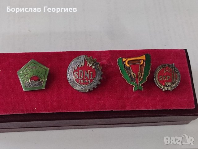 Четири стари значки с емайл 