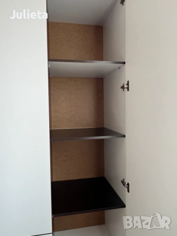 Трикрилен гардероб с лост за закачалки, рафтове и две чекмеджета, снимка 2 - Гардероби - 53929725