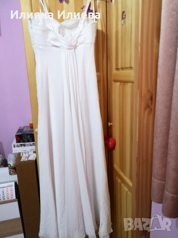 Дълга бяла рокля