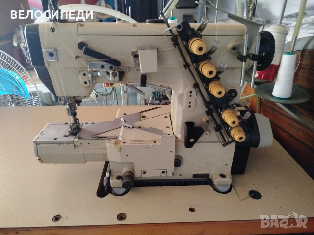 Индустриална подгъвачка Yamato VC2700 с интерлок покривен шев 