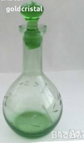 Стъклени чаши чашки и гарафа зелено стъкло