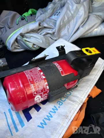 пожарогасител със стойка за монтаж автомобилен пожарогасител на една ръка разстояние, снимка 2 - Аксесоари и консумативи - 49586029