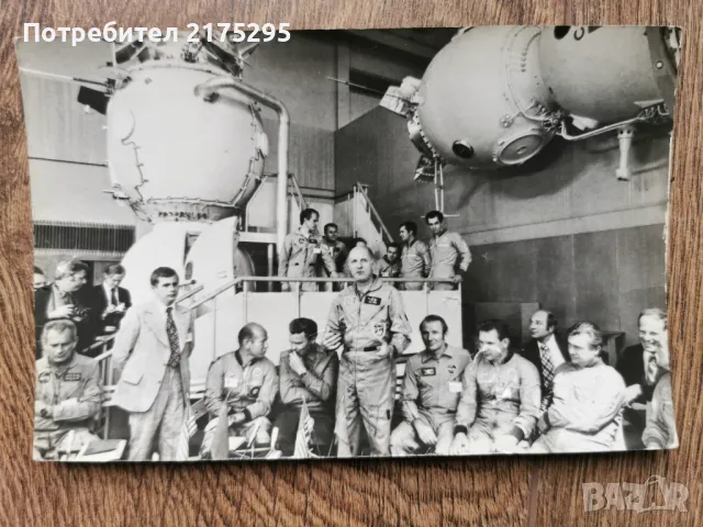Снимки на съветски и американски космонавти 2 бр-1976г., снимка 4 - Други - 49245143