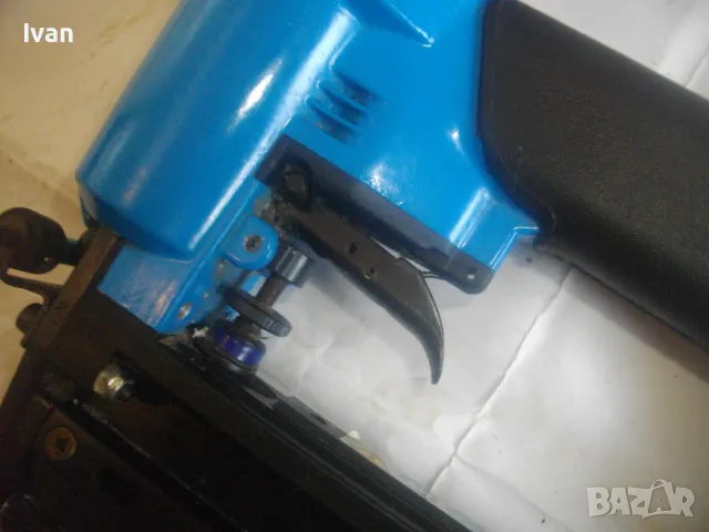 Made in ITALY ПРОФЕСИОНАЛЕН ИТАЛИАНСКИ ОРИГИНАЛЕН ПНЕВМАТИЧЕН ТАКЕР FASCO ЗА ПИРОНИ 40мм ПОЧТИ НОВ , снимка 5 - Други инструменти - 49427375