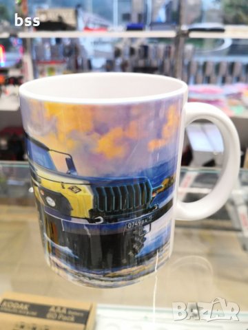 Бяла порцеланова чаша с изображение на легендарния руски камион Урал / URAL