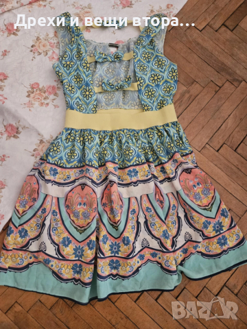 Шарена кокетна рокля с отворен гърб на ластични ленти с панделки, снимка 2 - Рокли - 52991951