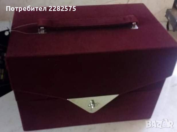 Червено кадифе. Куфарче с гримове с немско качество , снимка 5 - Комплекти и лотове - 38881777