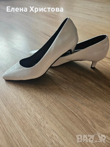 Бели обувки затворени, снимка 4 - Дамски обувки на ток - 51463494