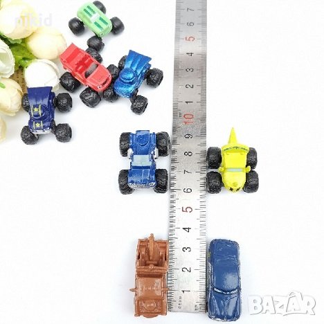 Малка кола количка Cars Макуин Маккуин колите McQueen фигурка играчка за игра и украса торта, снимка 2 - Коли, камиони, мотори, писти - 29265288