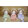 Мека детска кукла с рокля и шапка в нежни цветове 45 см, снимка 1 - Плюшени играчки - 44729232