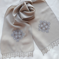 Ръчно бродиран копринен шал с автентичен български мотив и дантела , снимка 1 - Шалове - 44061632