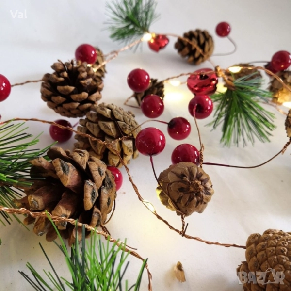 Светеща коледна украса с LED светлини, шишарки и борови клонки, снимка 1