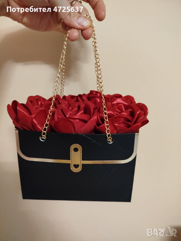 Търсиш нещо различно и нежно? 🌹 Сатенени рози в чантичка – стилен аксесоар и романтичен подарък., снимка 1
