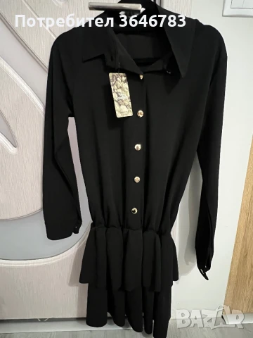 Елегантна черна рокля с копчета и плисирана пола