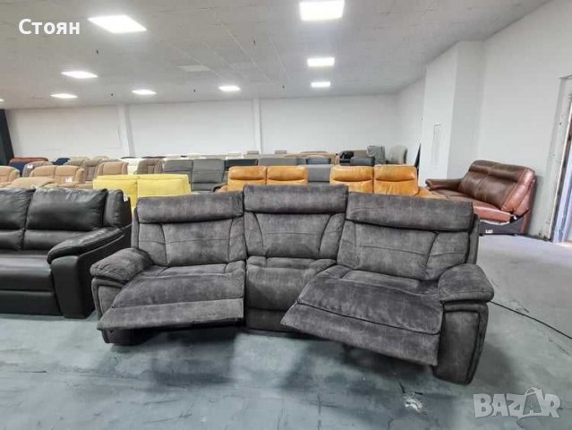 Извит тъмно сив диван от плат с  релаксиращ механизъм, снимка 2 - Дивани и мека мебел - 39394232
