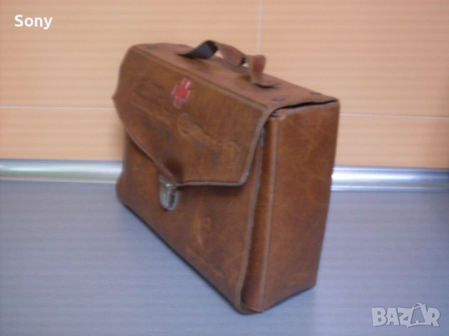 Стара авто аптечка, снимка 3 - Антикварни и старинни предмети - 54174260