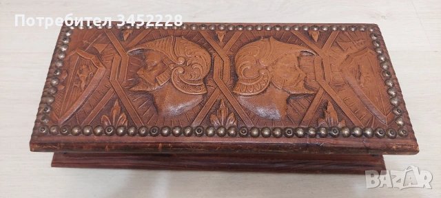 Кутия дървена винтидж капак облечен с кожа за ценители 