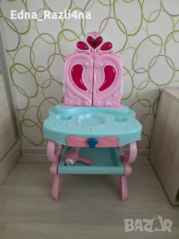 Детска тоалетка за гримиране (с музика и автоматично отваряне)