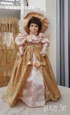 Порцеланова кукла със стойка 