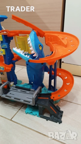 Hot Wheels Паркинг-гараж Акула – City Attacking Shark Escape, снимка 5 - Коли, камиони, мотори, писти - 16477004