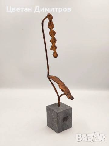 Декоративна авторска абстрактна арт скулптура на мраморна основа 