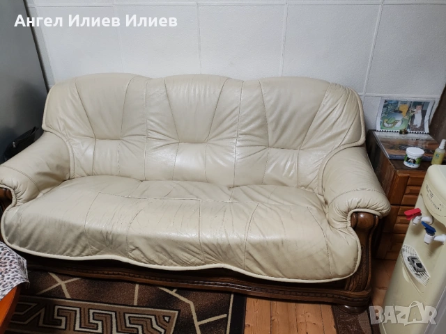 Продавам два броя триместни дивана естествена кожа и масивно дърво бук с дърворезба 