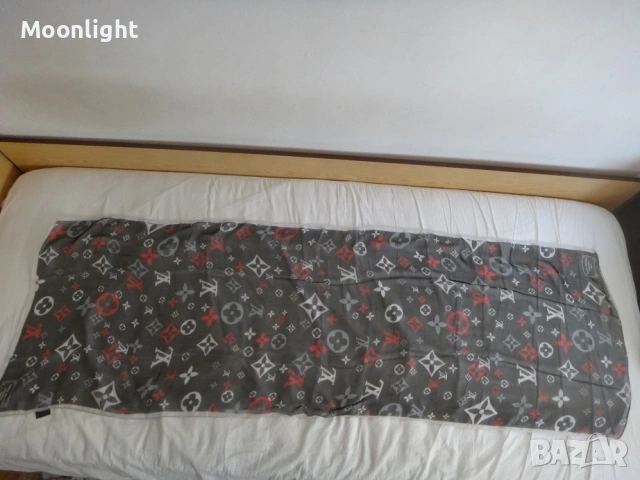 Нов копринен шал Louis Vuitton, снимка 2 - Шалове - 54312382