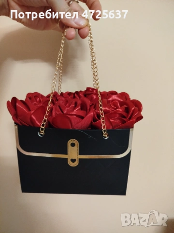 Търсиш нещо различно и нежно? 🌹 Сатенени рози в чантичка – стилен аксесоар и романтичен подарък.