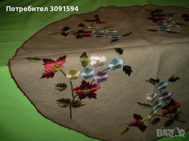 Винтидж  ретро покривка за маса с бродирани  цветя диаметър 72 см, снимка 6 - Антикварни и старинни предмети - 53177405