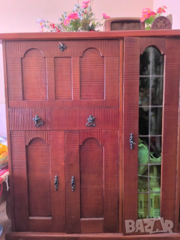Стар масивен шкаф