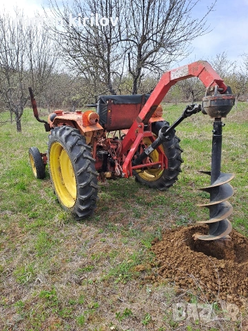 Трактор с Ямокопател