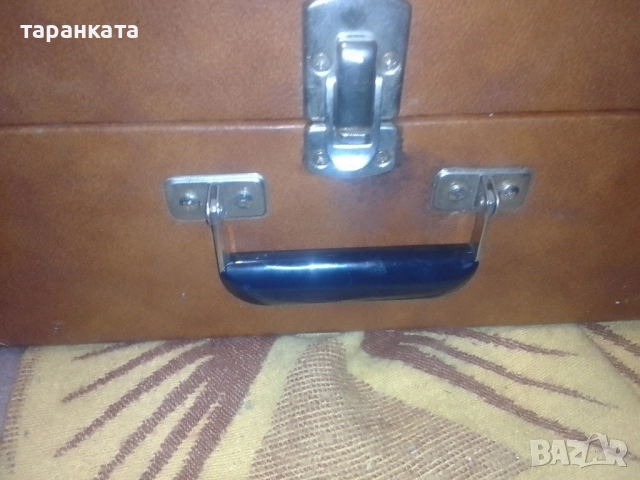 грамофон със усилвател вградени говорители в него 