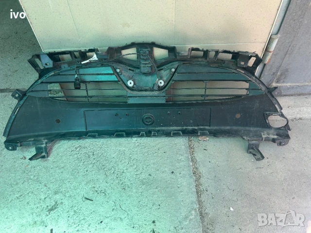 Централна решетка предна броня Тойота Ярис 2022г, снимка 2 - Части - 50708598