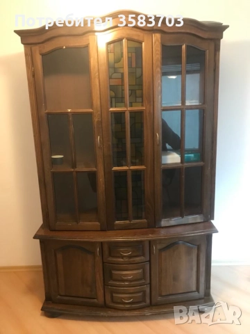 Масивен много красив и запазен бюфет-витрина