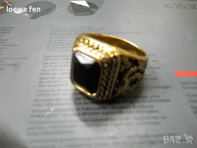 Мъжки пръстен много красив и масивен неръждаема стомана златен цвят позлатен с черен камък !