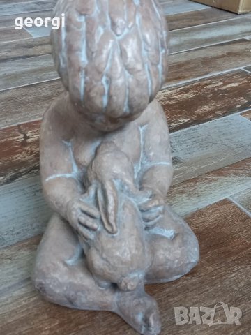 Скулптура на момче със заек
