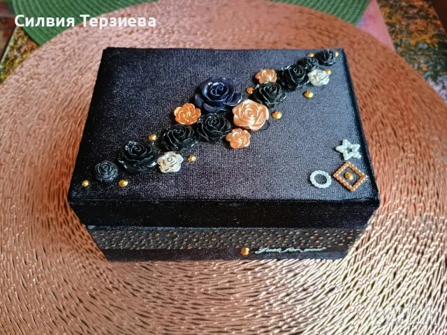 Бутикова кутия за бижута "Черно кадифе", снимка 5 - Бижутерийни комплекти - 50299917